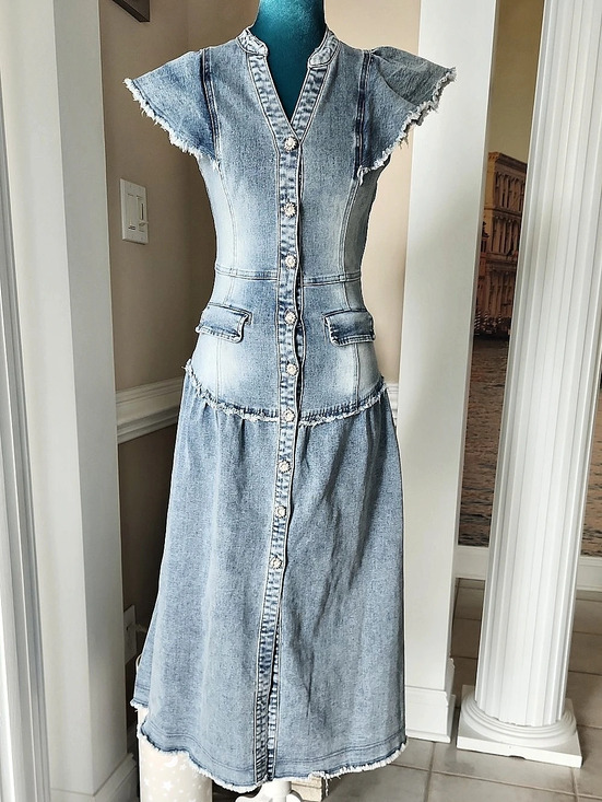En Saison Dresses & Skirts - En Saison Denim Flutter Sleeve Button-Front Midi Dress in Blue Xs